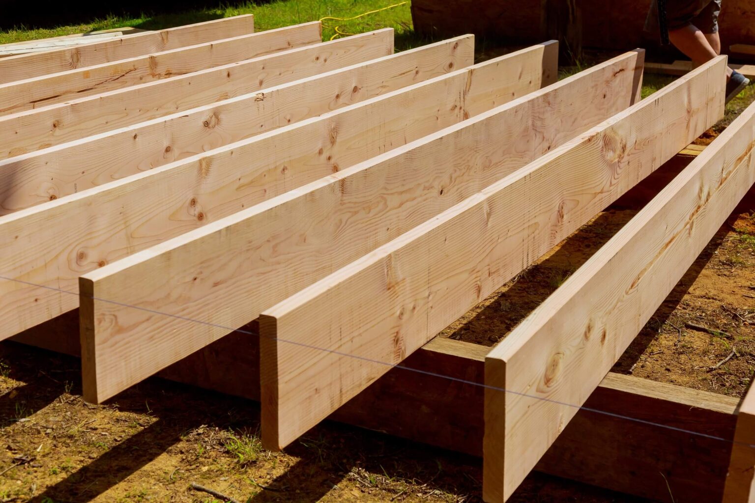 patio-construction-building-new-above-ground-deck-2022-08-01-04-00-55-utc