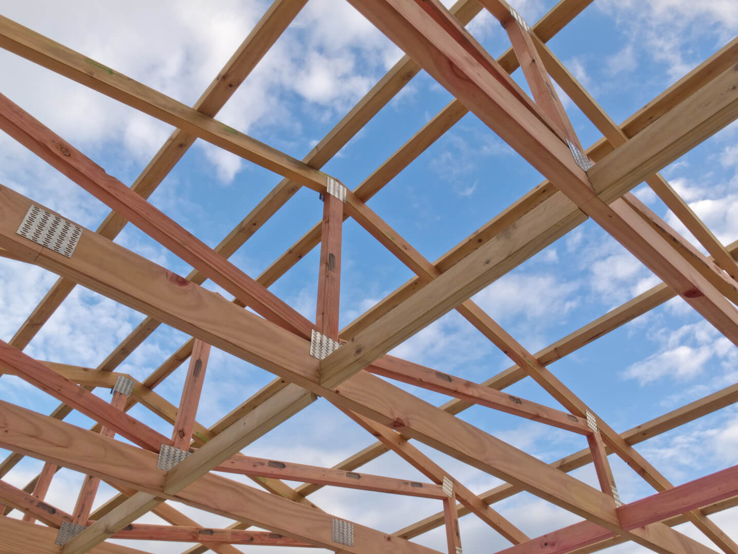 roof-frame-construction-under-cloudy-blue-sky-2021-11-03-05-51-19-utc
